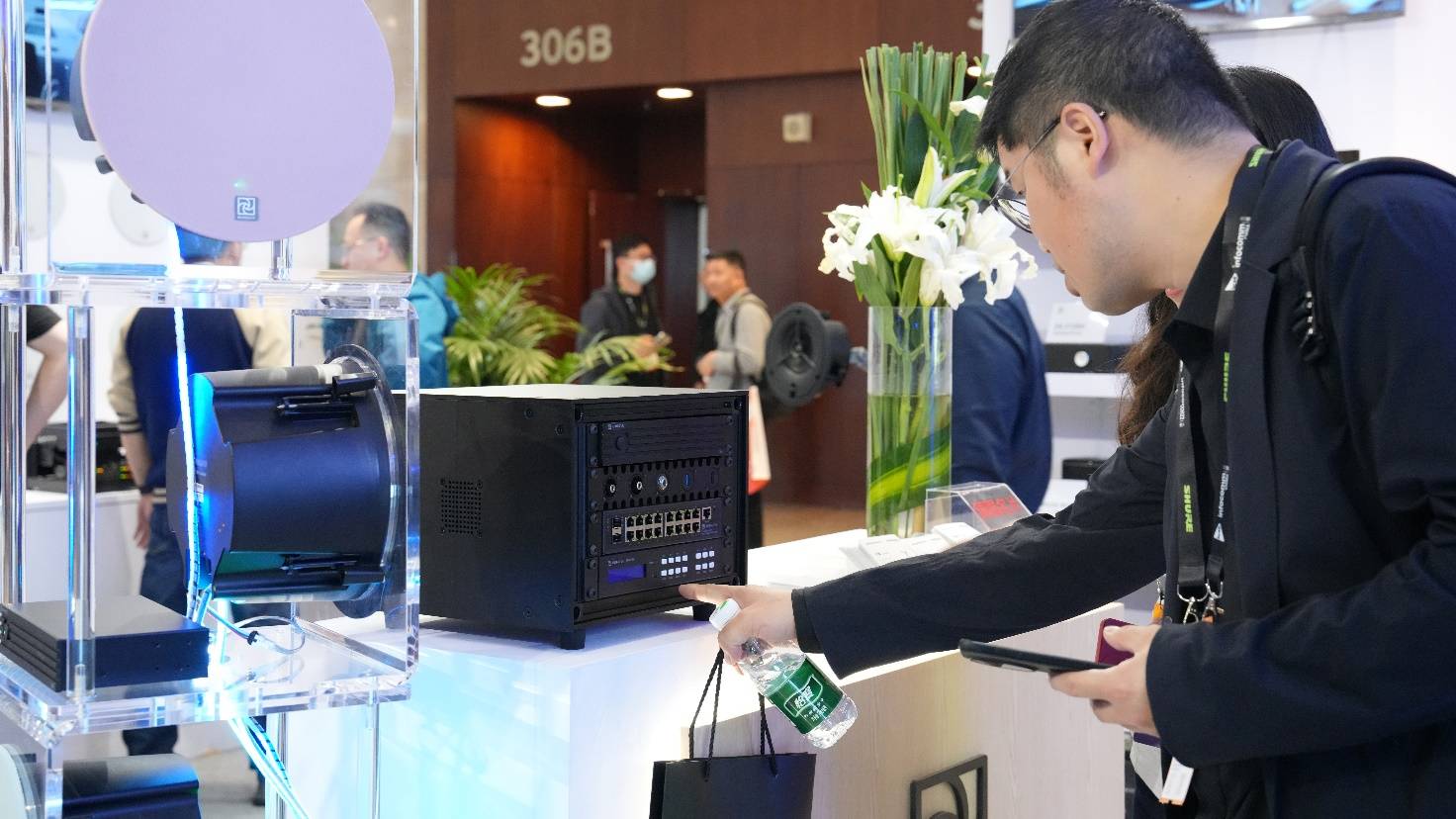 AI驱动专业视听新生态 荣域多款新品惊艳InfoComm 2025(图3)