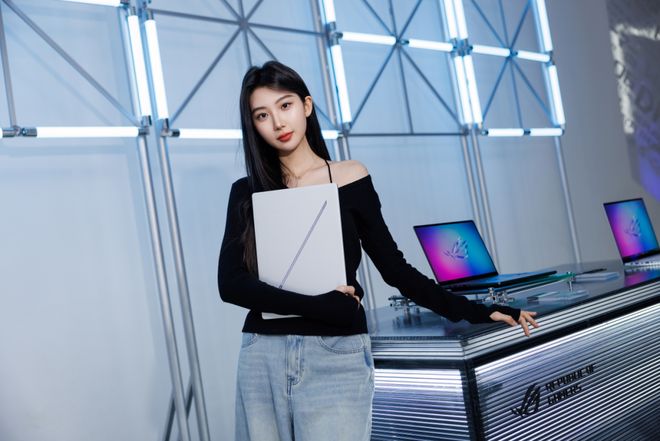 ROG幻14Air 2025：轻薄全能本界的时尚宠儿(图2)