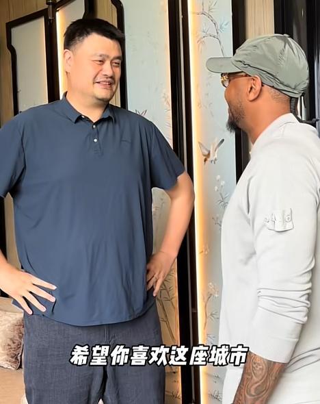 NBA安东尼来华与老友姚明相聚晚宴丰韵美女作陪被拍互动亲密(图2)